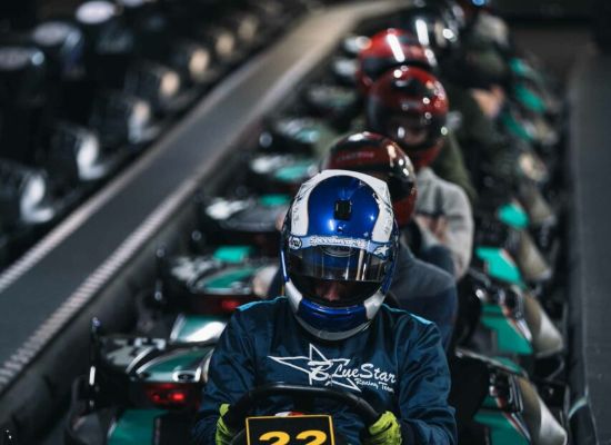 Karten in Antwerpen bij Indoor Karting Antwerpen: met deze deal kan je 12 minuten indoor karten.